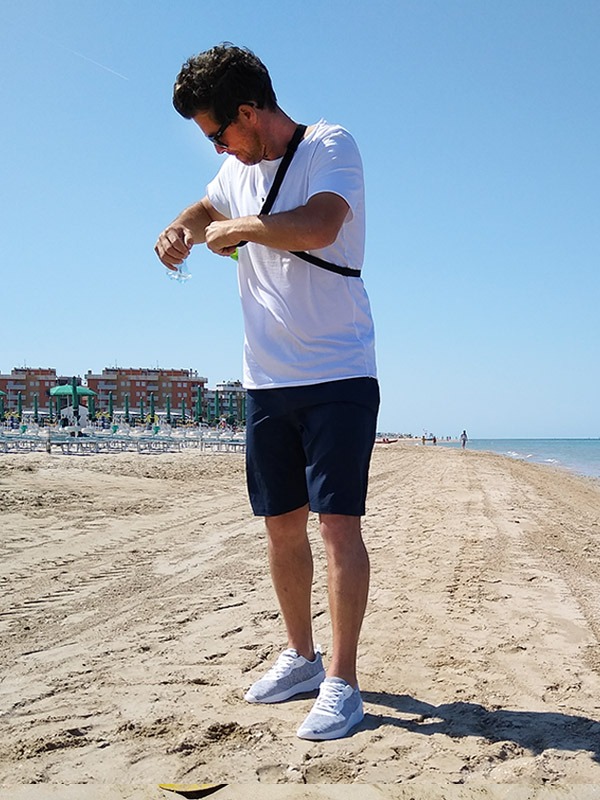 Immagine inserimento raccolta plastica nello zaino plogging