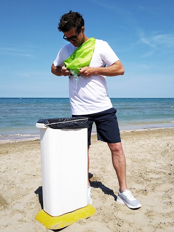 Immagine svuotamento dello nello zaino plogging